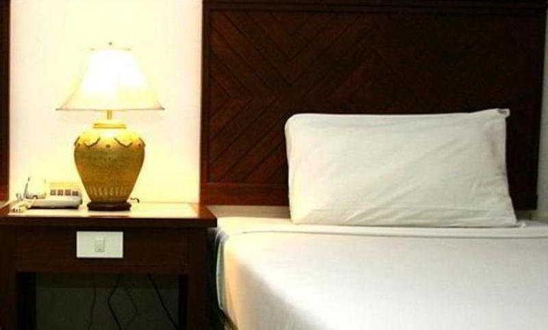 Rattana Mansion Hotel Phuket Buitenkant foto