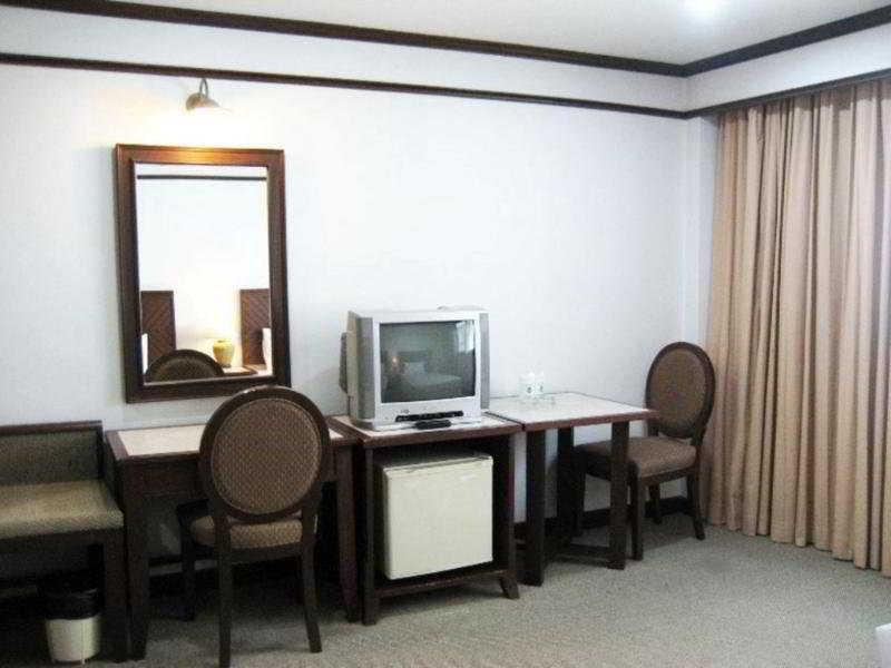 Rattana Mansion Hotel Phuket Buitenkant foto