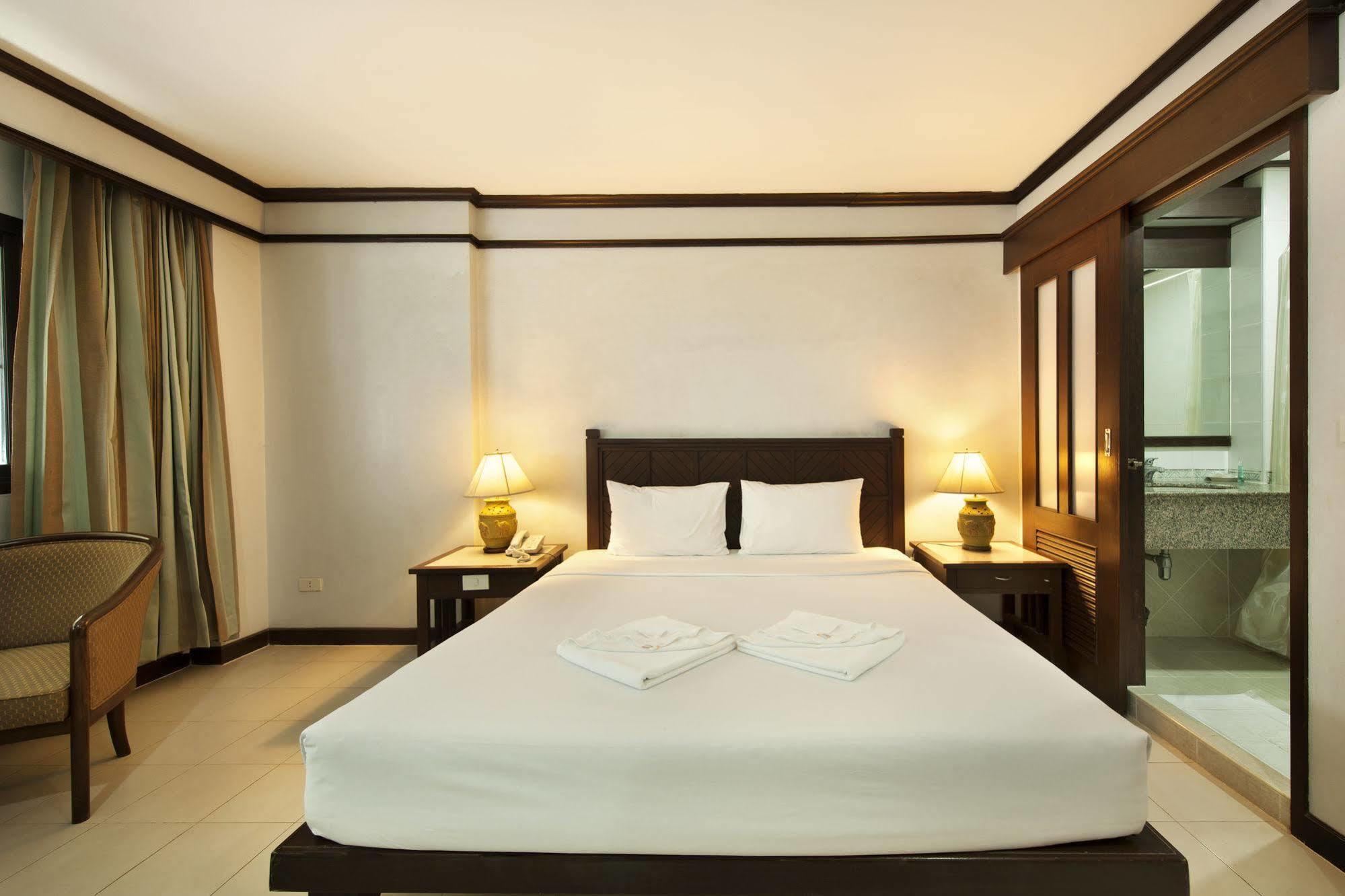 Rattana Mansion Hotel Phuket Buitenkant foto
