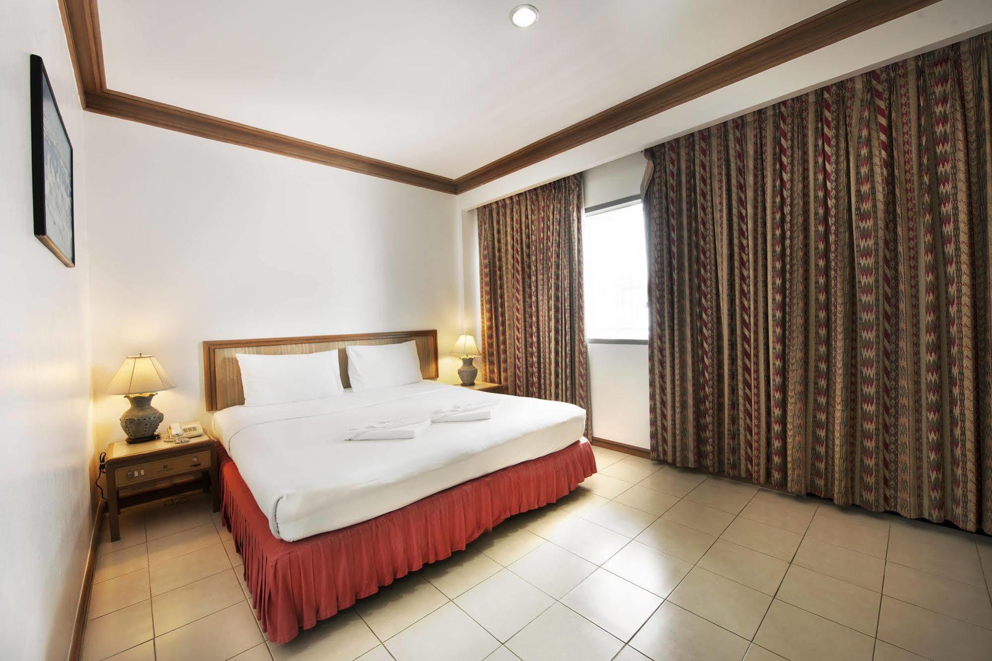 Rattana Mansion Hotel Phuket Buitenkant foto