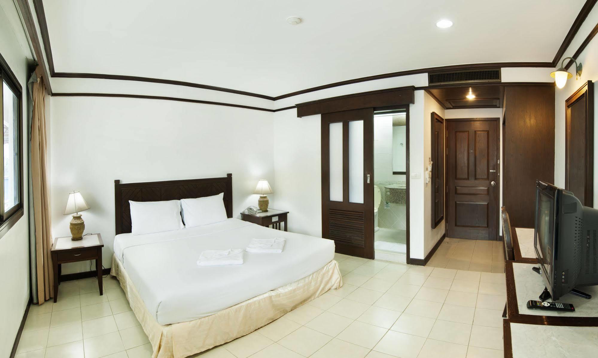 Rattana Mansion Hotel Phuket Buitenkant foto