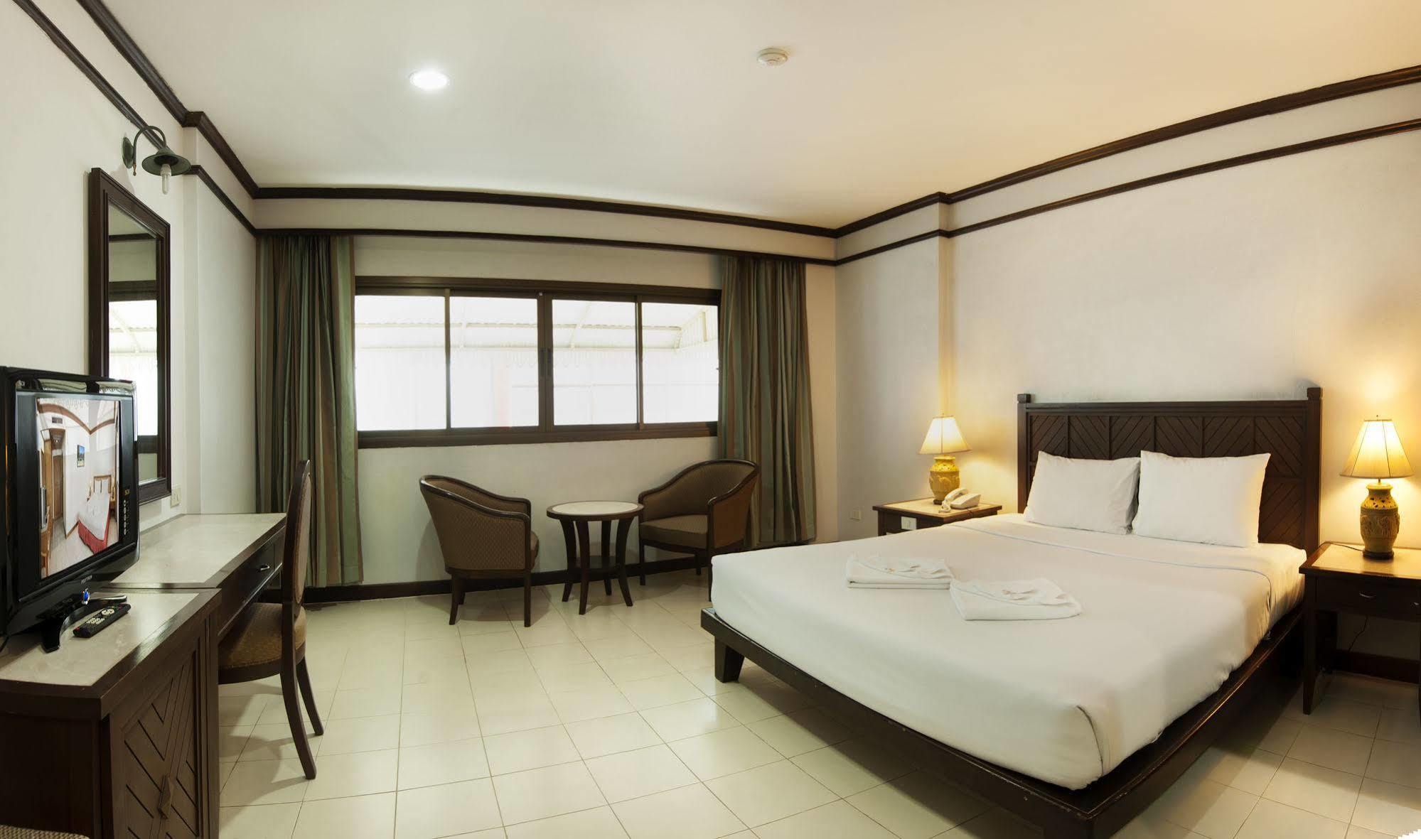 Rattana Mansion Hotel Phuket Buitenkant foto