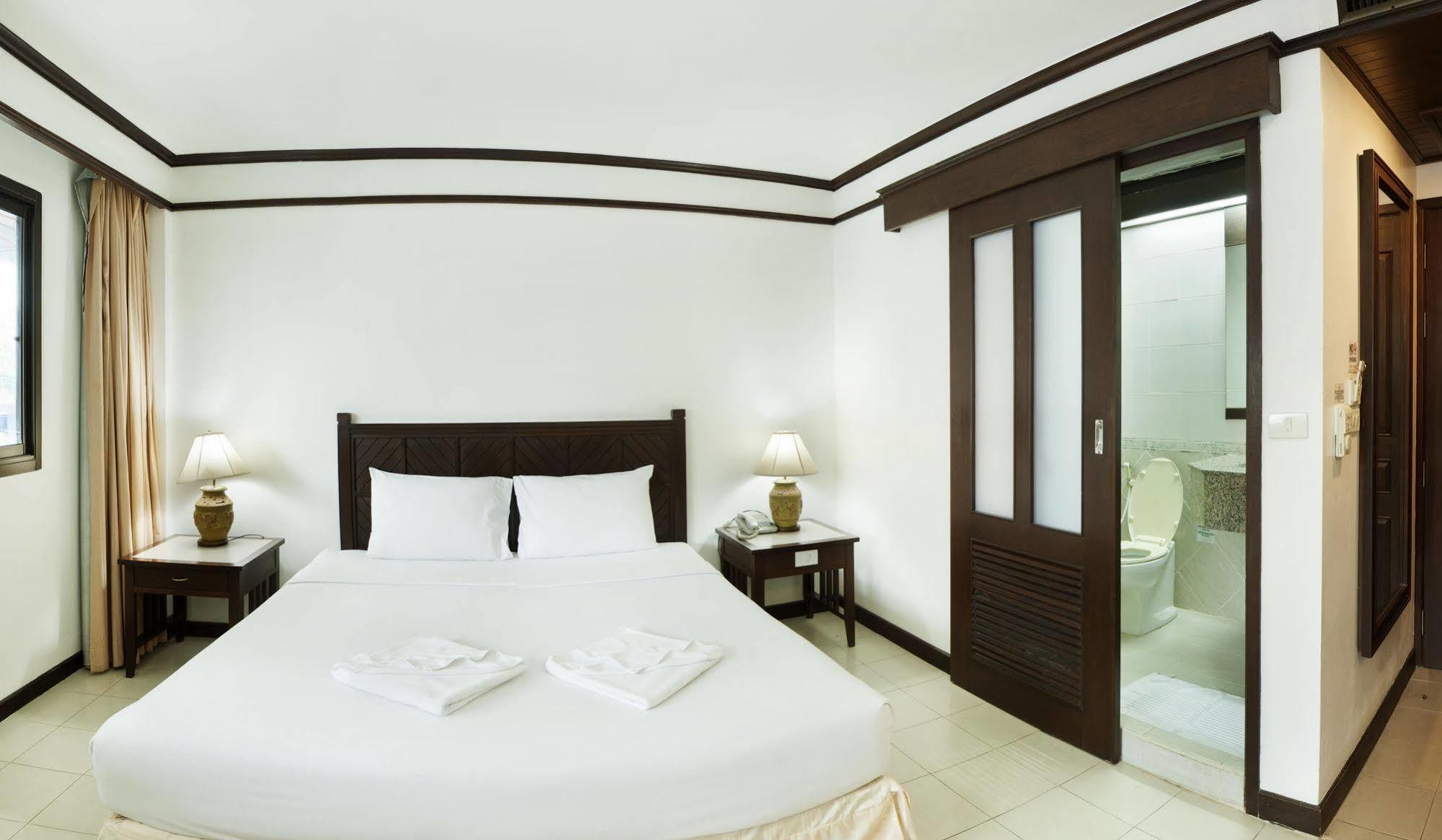 Rattana Mansion Hotel Phuket Buitenkant foto