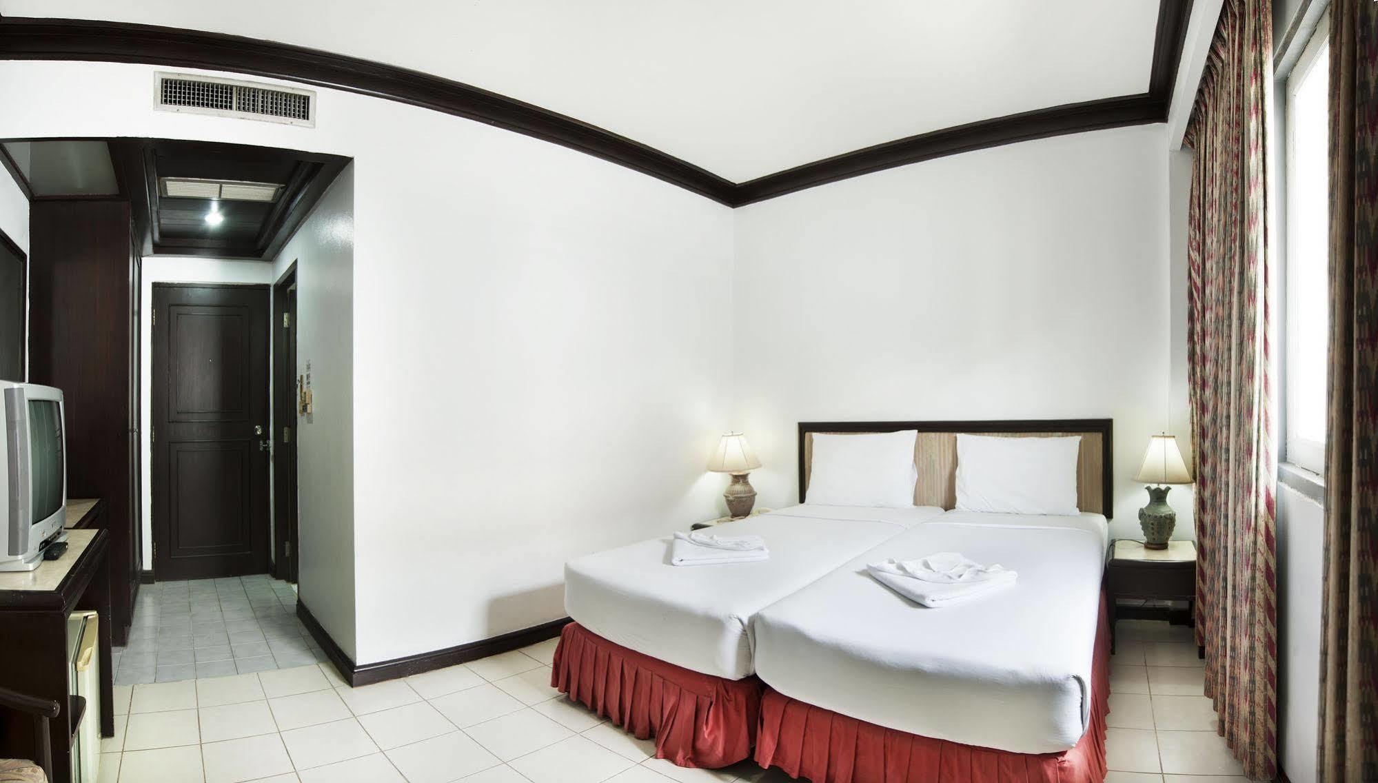 Rattana Mansion Hotel Phuket Buitenkant foto