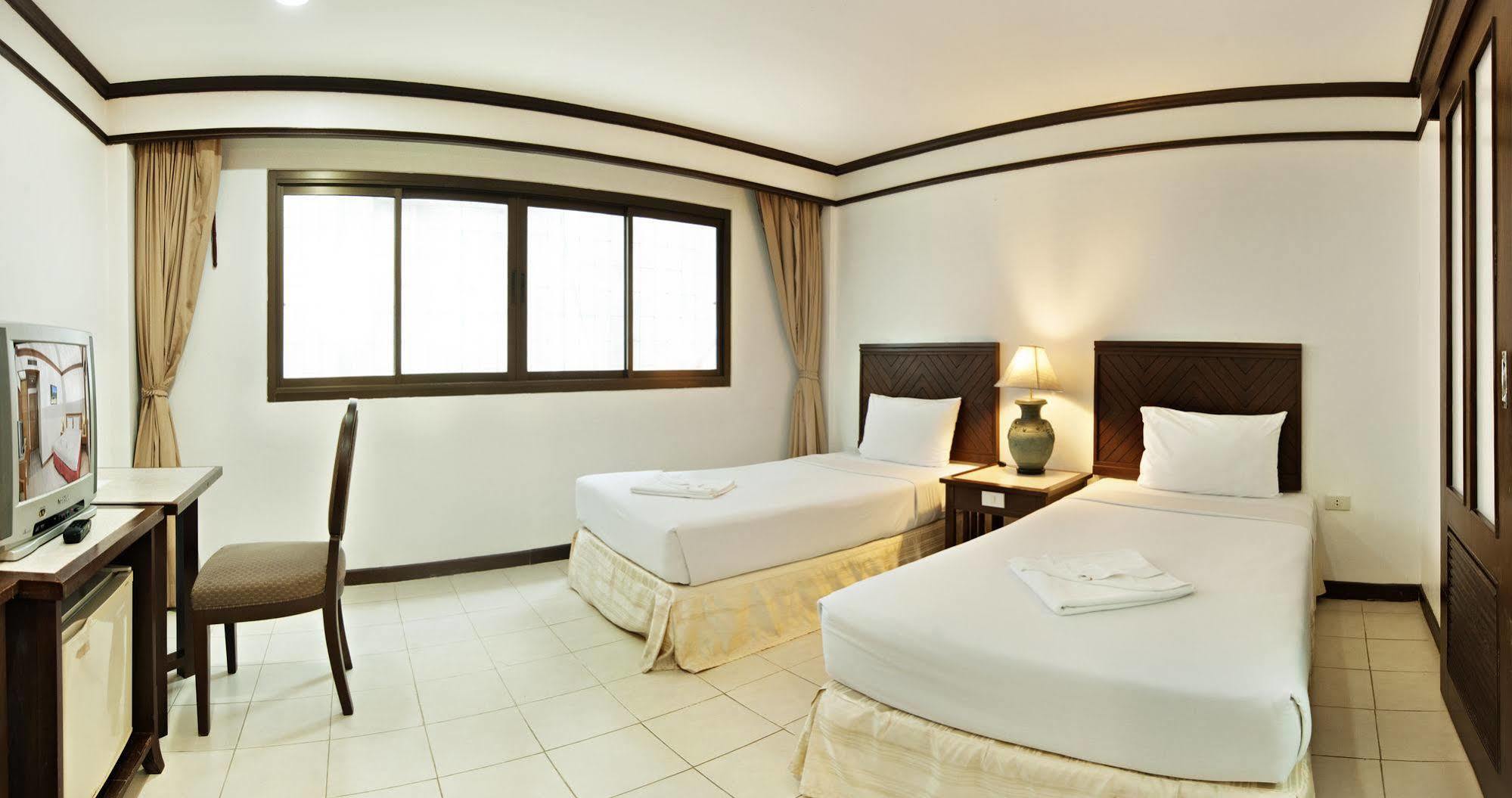 Rattana Mansion Hotel Phuket Buitenkant foto