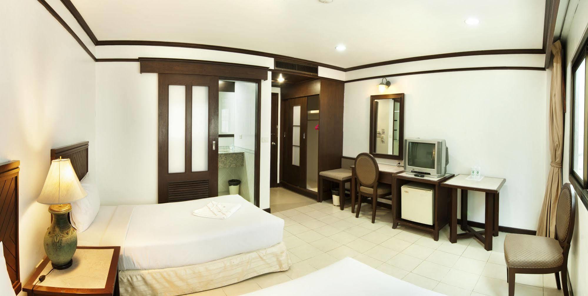Rattana Mansion Hotel Phuket Buitenkant foto
